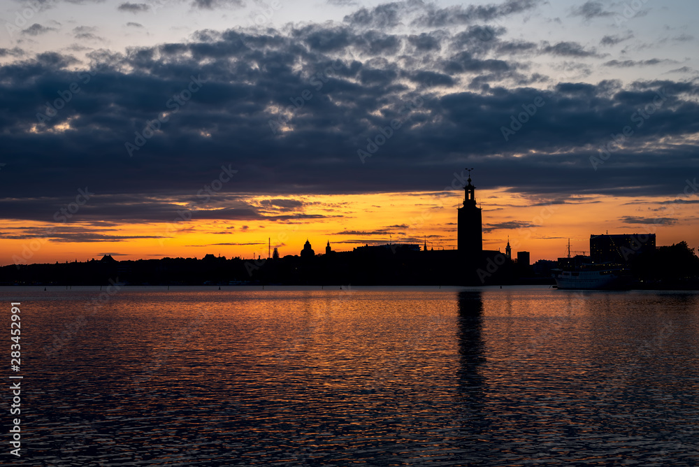 View silhuettes of the center of Stockholm from the gulf in the dusk