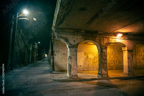 Fotografi Dark and eerie urban city alley at night 