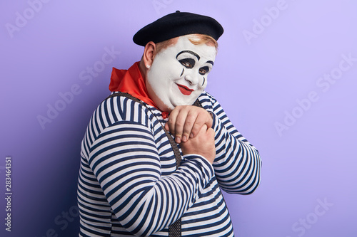 Fotografi Portrait of a shy and flirty fat mime giving admiring look