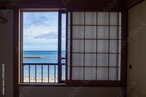 窓から眺めた海