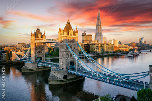 Blick auf die Tower Brücke, beliebte Touristen Attraktion in London bei Sonnenaufgang am Morgen, Großbritannien