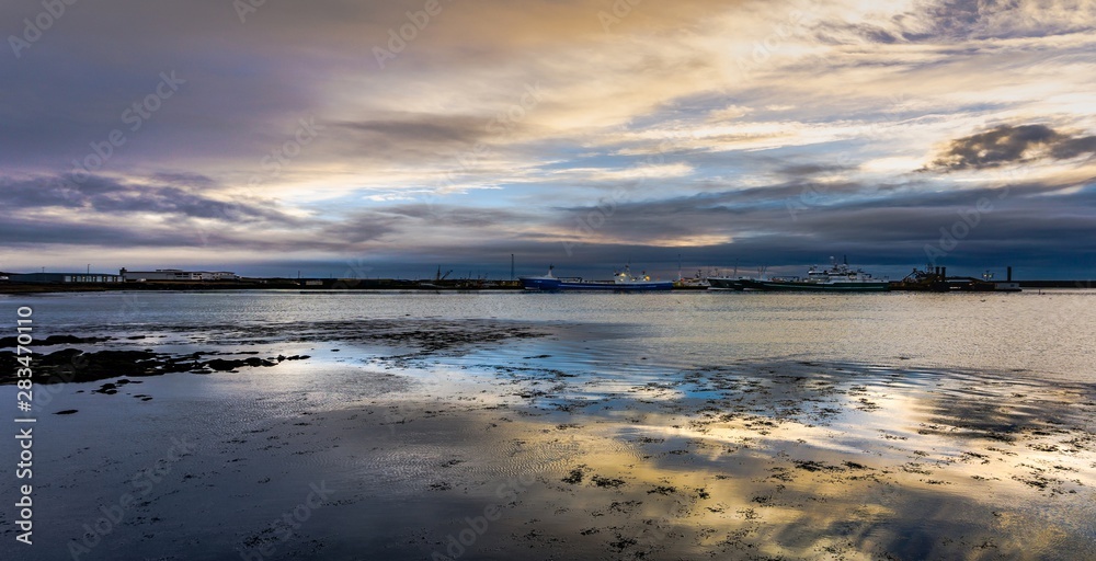 Obraz premium Harbour at sunset