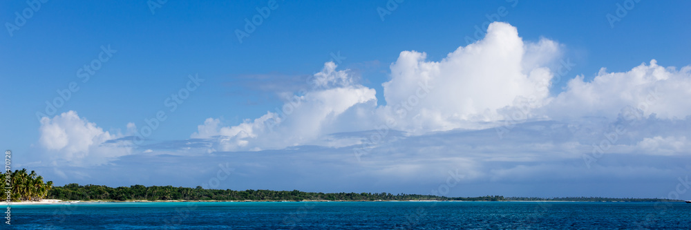 Panoramic photo of a surf wave