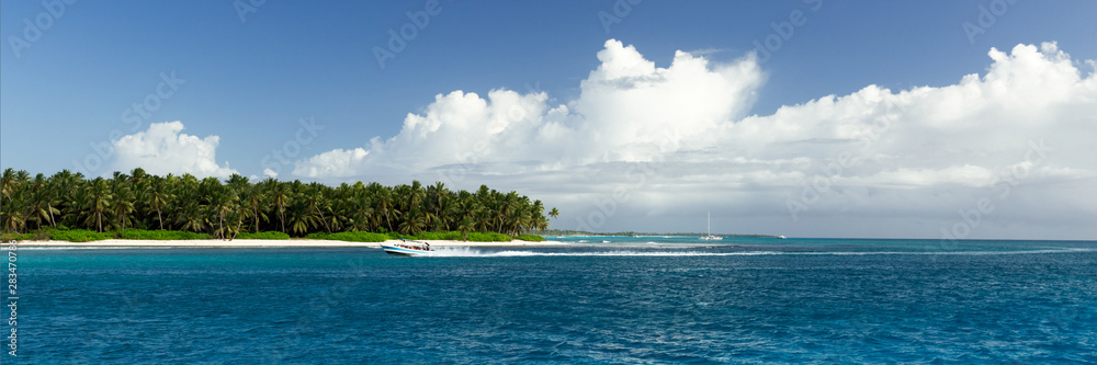 Panoramic photo of a surf wave