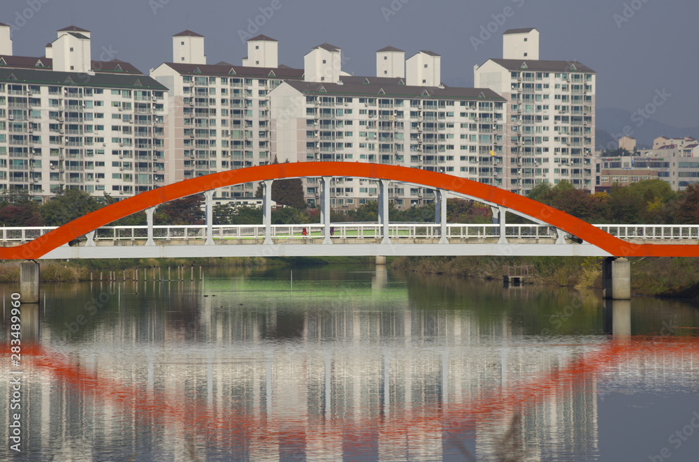 Fototapeta premium reflection of bridge in the city