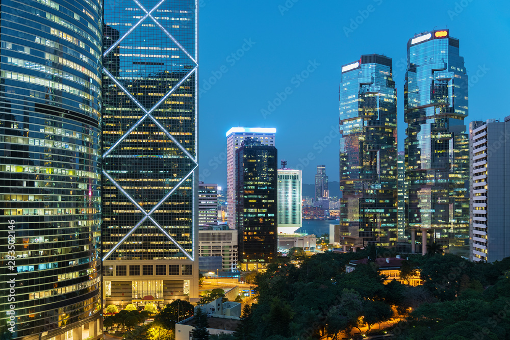 Obraz premium Skyline of Hong Kong city at dusk