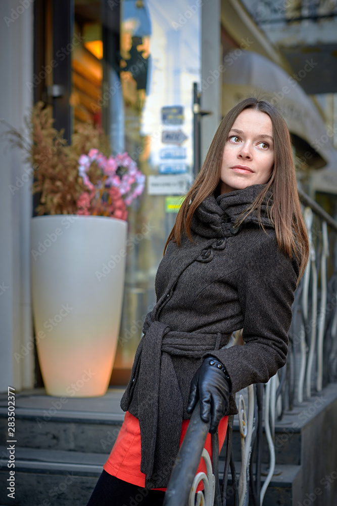 Fototapeta premium pretty young woman in casual clothes in cityscape