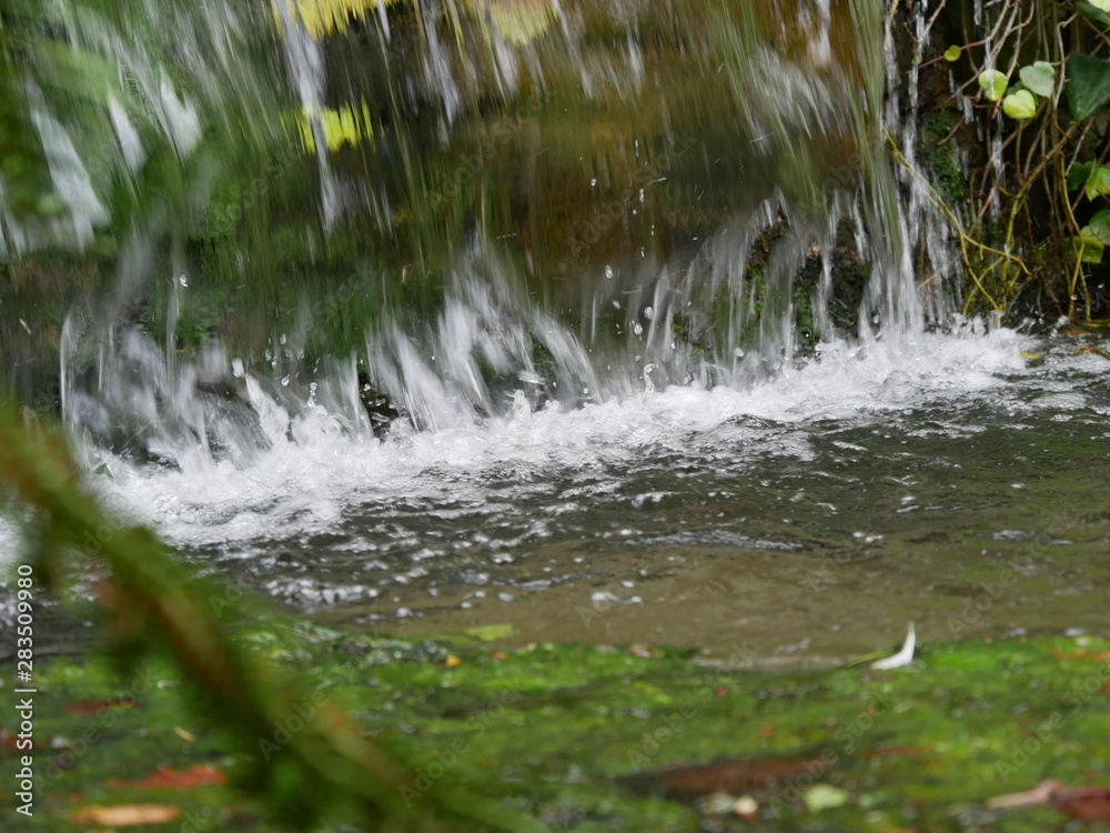 Fototapeta premium water flowing over river