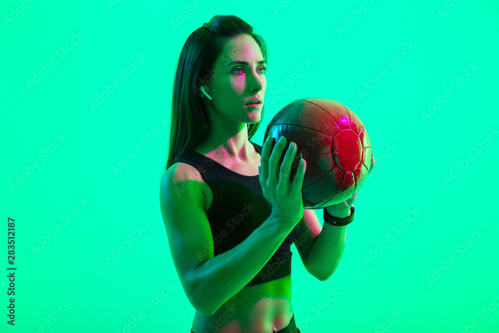 Naklejka premium Beautiful confident young fitness girl standing isolated