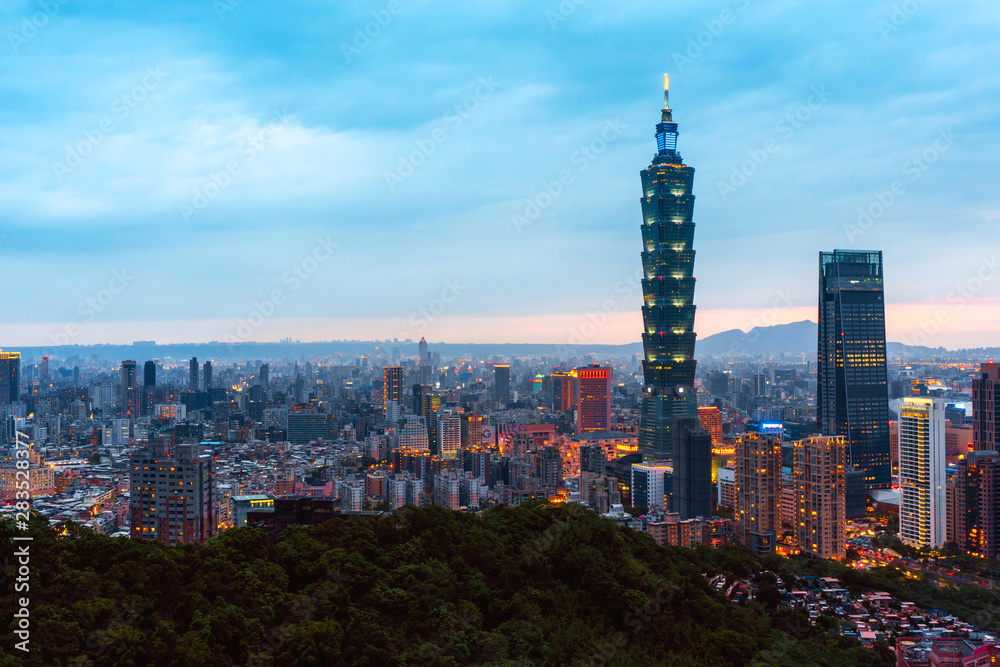 Fototapeta premium Skyline of Taipei cityscape Taipei 101 Budynek finansowego miasta Tajpej, Tajwan