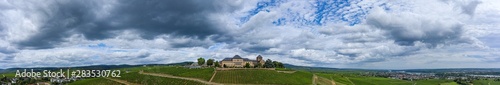 Panoramaaufnahme der Weinberge und Schloss Johannisberg/Deutschland bei Gewitterstimmung
