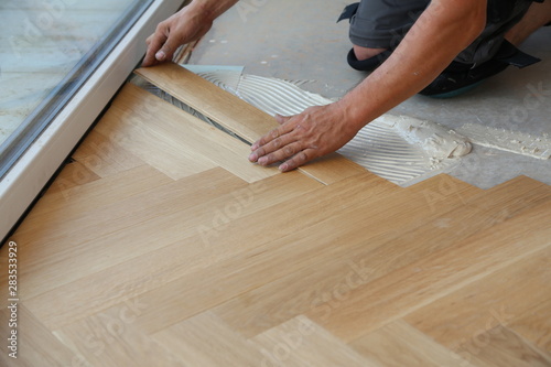 Bilde på lerret Worker laying parquet flooring