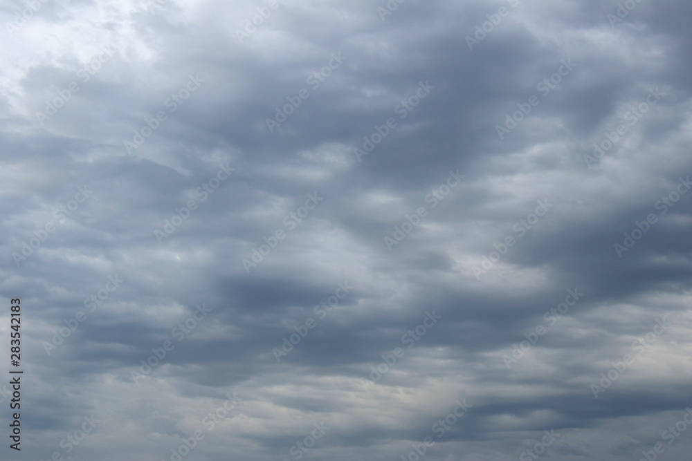 Dramatische Wolken bei Sonnenaufgang über dem Meer