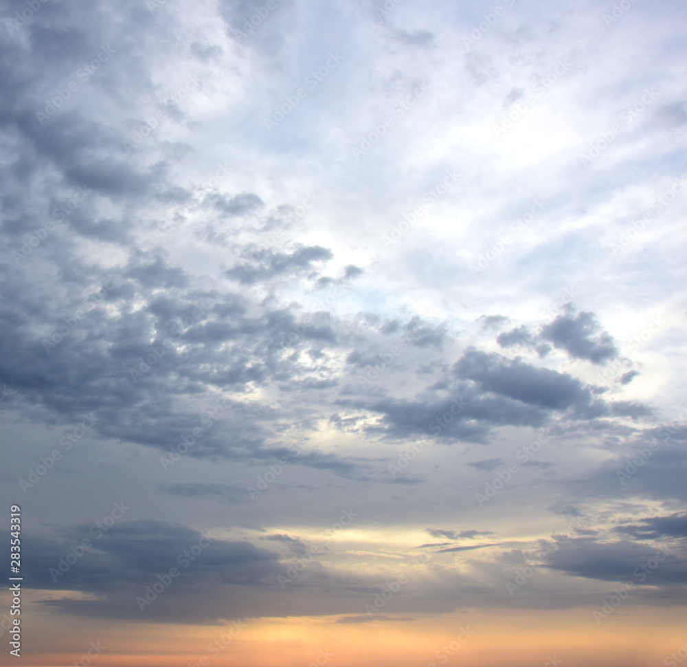 Wolkenstimmung am Meer bei Sonnenaufgang