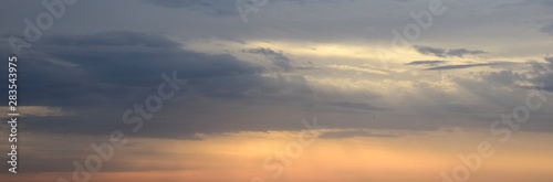 Fototapeta Naklejka Na Ścianę i Meble -  Wolken bei Sonnenaufgang über dem Meer