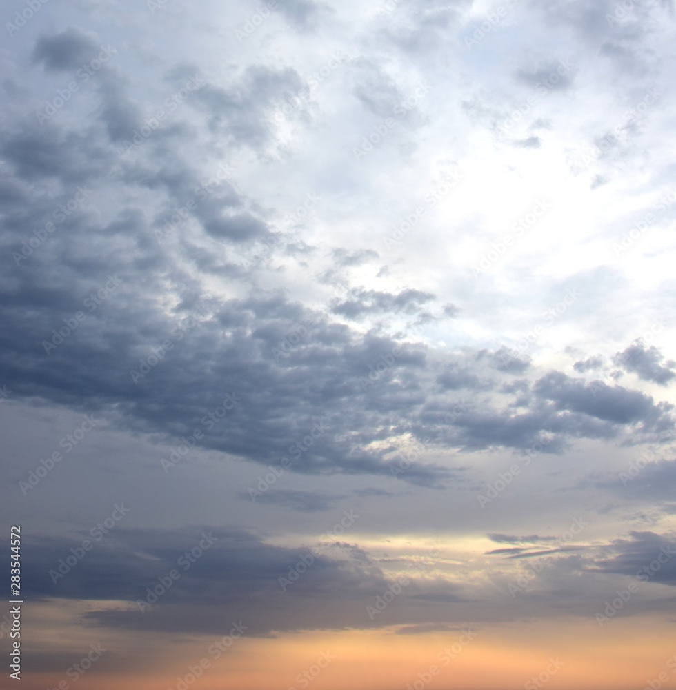 Wolkenstimmung am Meer bei Sonnenaufgang