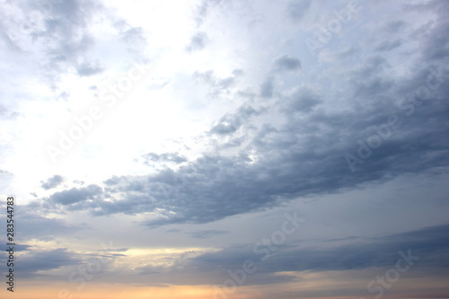 Fototapeta Naklejka Na Ścianę i Meble -  Wolkenbilder nach einer Regennacht bei Sonnenaufgang am Meer