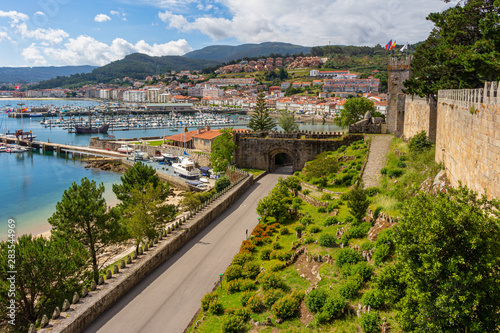 Quadro su tela Panoramic view of Baiona