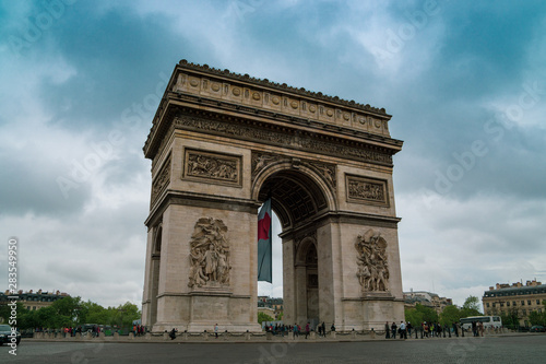 the triumphal arch of triumph in paris © Arthur Hamling