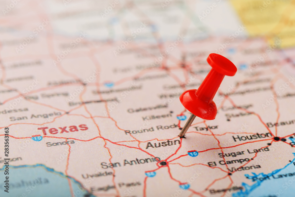 Red clerical needle on a map of USA, Texas and the capital Austin. Closeup Map Texas with Red Tack - obrazy, fototapety, plakaty 