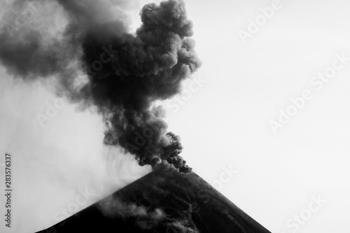 Le volcan Krakatoa en   ruption le 10 septembre 2018
