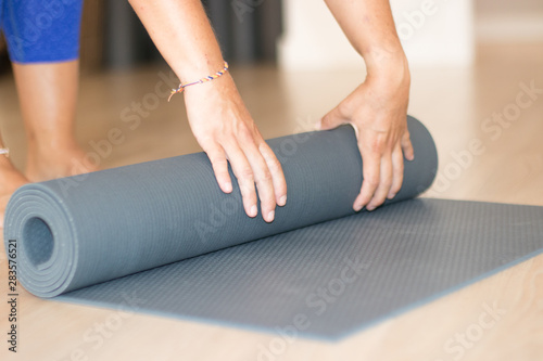 Profesora de yoga preparando el material antes de comenzar la clase