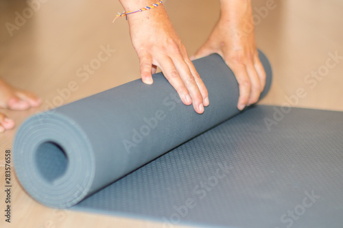 Profesora de yoga preparando el material antes de comenzar la clase