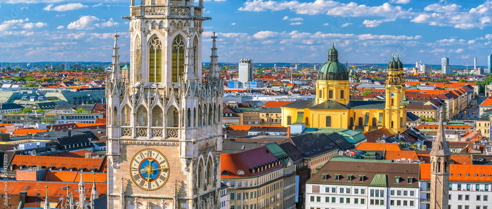 Fototapeta premium Panoramę Monachium z ratuszem Marienplatz