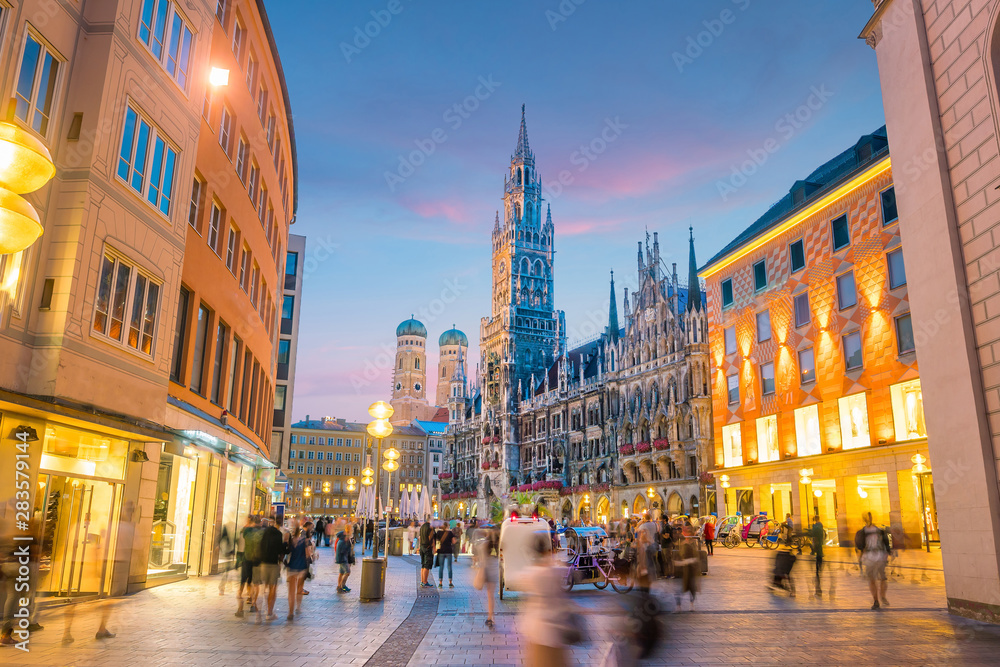 Fototapeta premium Panoramę Monachium z ratuszem Marienplatz