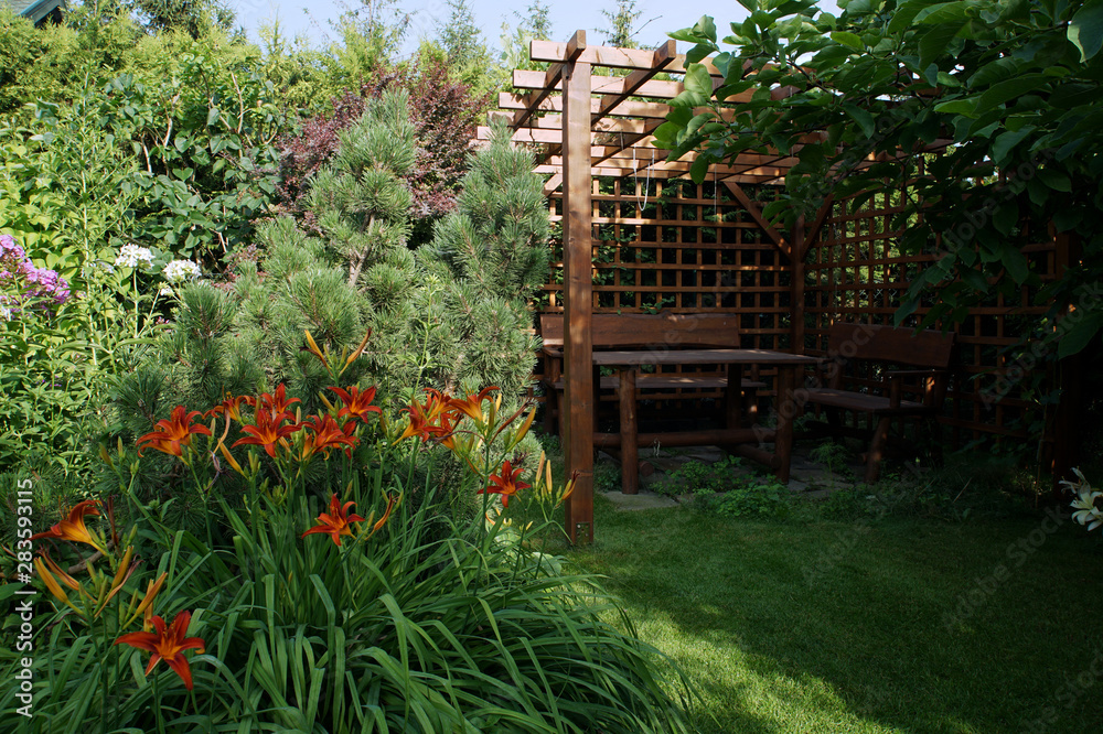 Obraz premium Altana i czerwone liliowce w lecie