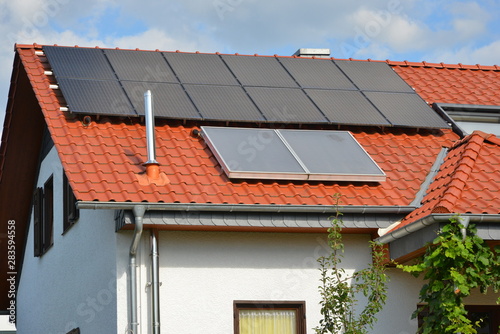 Solaranlage auf dem Ziegeldach eines Wohngebäudes