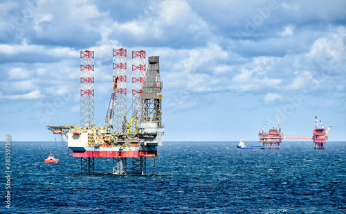 Billede på lærred Oil rigs and supply vessels at sea