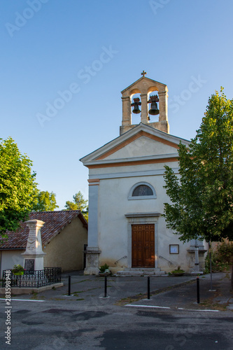 Eglise et monument aux morts du village de Saint-Pierre d'Argençon, Hautes-Alpes, France photo