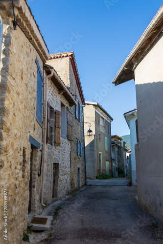 Fototapeta Naklejka Na Ścianę i Meble -  Vieille rue de Saint-Pierre d'Argençon, Hautes-Alpes, France