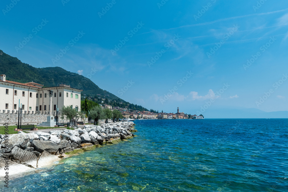 Salo mit Panoramablick am See Gardasee, Italien
