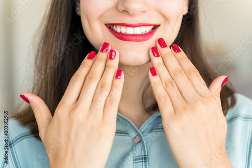 Foto Happy Female Likes Her Beautiful Nails And Lipstick At Salon