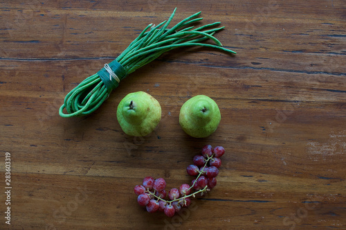 Fotografía A smiling face made out of fruits and vegetables