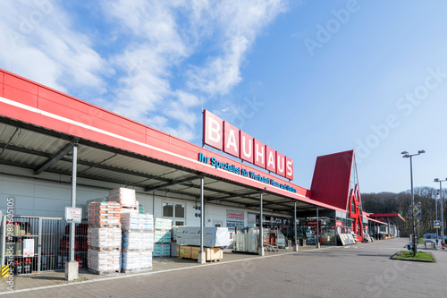 Fotka „BREMEN, GERMANY - April 7, 2019: Bauhaus hardware store. Bauhaus is  a Swiss-headquartered pan-European retail chain offering products for home  improvement, gardening and workshop.“ ze služby Stock | Adobe Stock