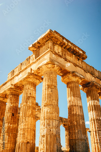 Temple sicilien sous un ciel bleu