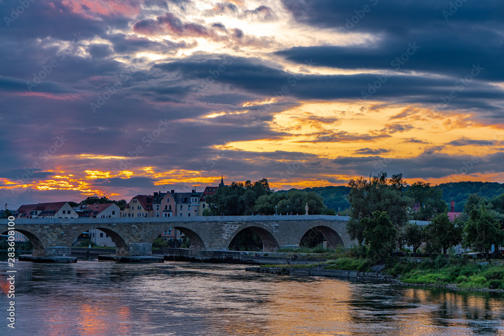 Romantischer Sonnenuntergang über der Steinernen Brücke an der Donau