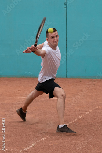 Tennis player on the court © Roman Penderev
