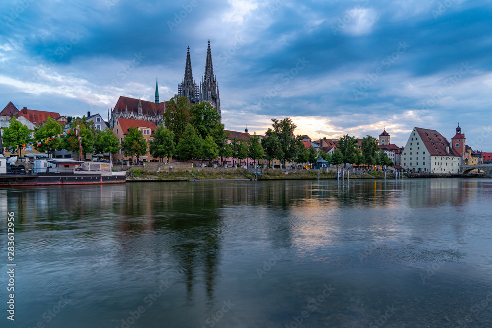 Fototapeta premium Die Nacht bricht herein über der Regensburger Altstadt