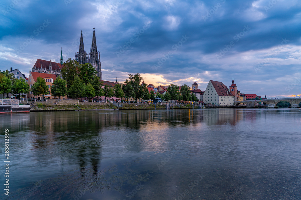 Donau-Ufer und Regensburger Altstadt am Abend Donau-Ufer und Regensburger Altstadt am Abend