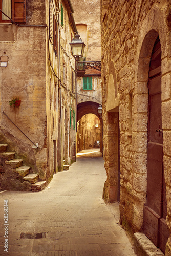 Obraz na plátně Pitigliano city street