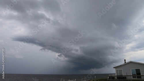 orage sur le fleuve photo