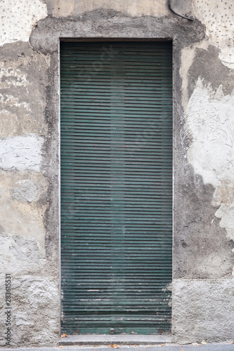 vecchia porta saracinesca di legno verde rovinato ingresso negozio