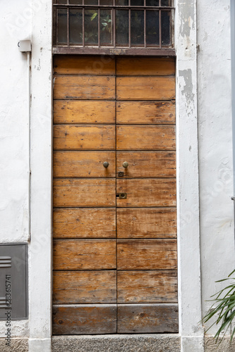 porta di legno ingresso casa antica, italia