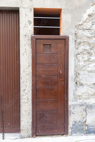 vecchia porta di legno con finestra