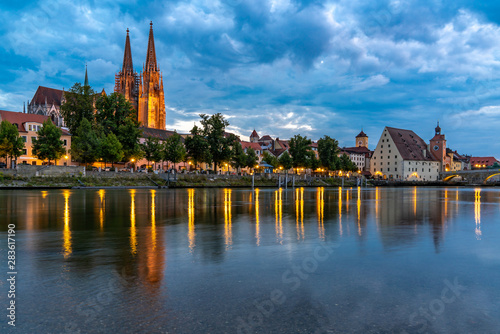 Regensburger Dom und Donau-Ufer leuchten in der Blauen Stunde