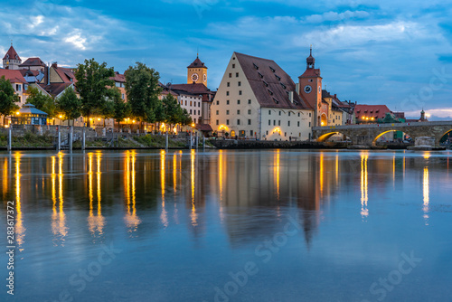 Donau und Regensburg in der Blauen Stunde